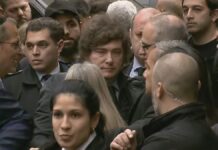 Milei asiste al acto por los 32 años del atentado a la AMIA
