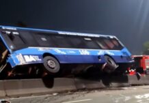 Colectivo chocó en General Paz y quedó sobre el muro divisorio